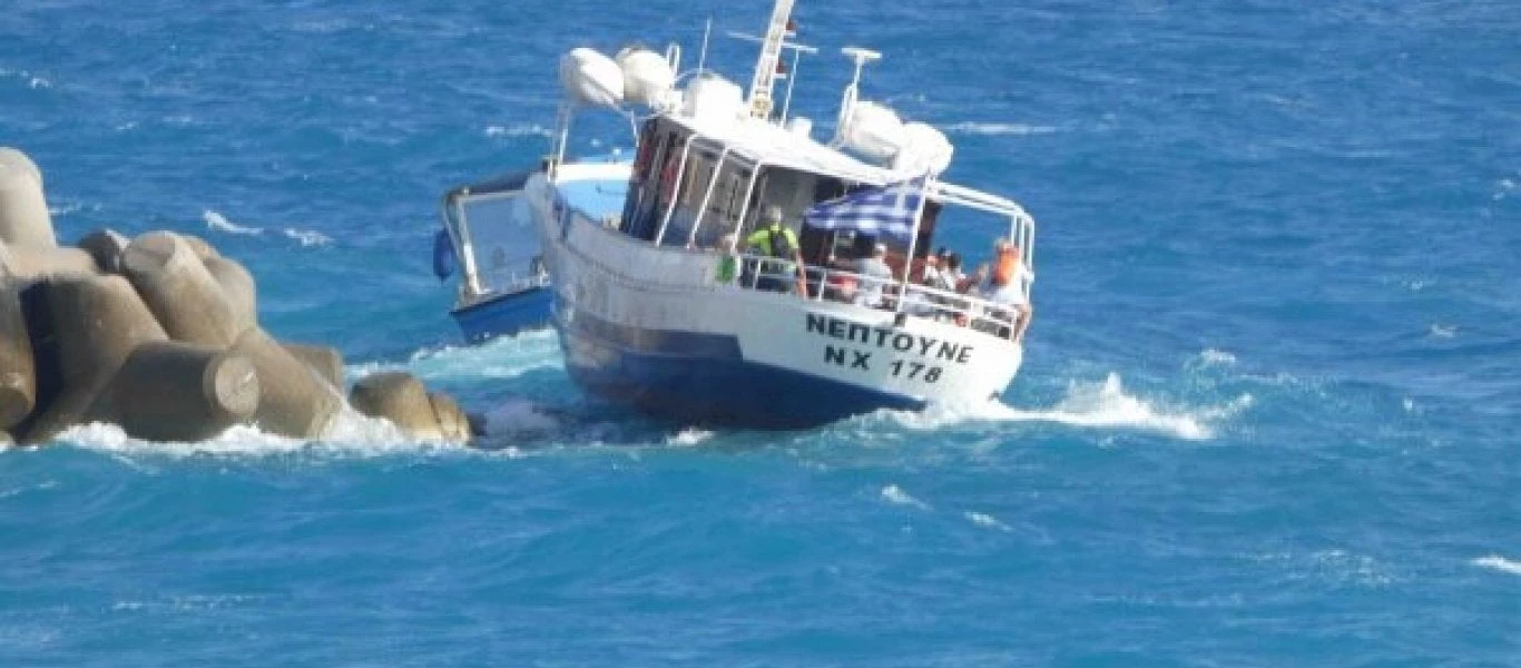 Καρέ καρέ η διάσωση -Ακυβέρνητο σκάφος με 19 επιβάτες έπεφτε σε κυματοθραύστη στα Σφακιά